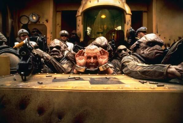 THE FIFTH ELEMENT, Ian Holm, 1997, ©Columbia Pictures