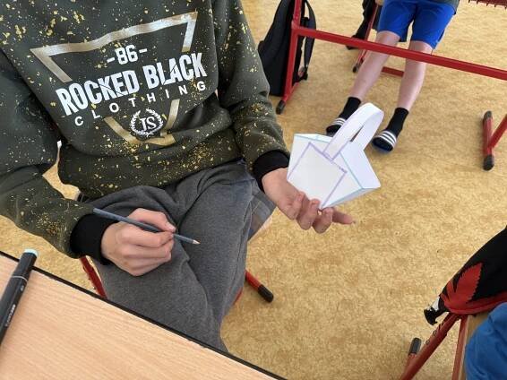 Výroba velikonočního košíčku podle německého návodu – Základní škola a Mateřská škola Jindřichov, okres Bruntál