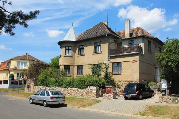 Historie – Hostavice Výňatek z časopisu ŠKOLNÍ OKO který byl vytvořen žáky ZŠ Dolní Počernice - Spolek Hostavice Praha 14