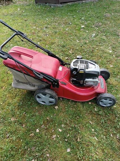 Prodám benzínovou sekačku Mountfield NTL 484 W TR/E s pojezdem a elektrickým startérem.Sekačka je zcela funkční a v dobrém