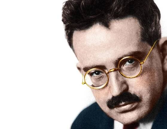 Denkern wie Walter Benjamin wirft Samuel Farber vor, sich in Reaktion auf die Niederlage des Marxismus von der Politik distanziert und der Philosophie zugewandt zu haben.