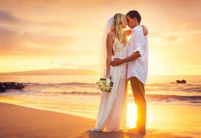 Stáhnout - Nevěsta a ženich, líbání při západu slunce na krásné tropické pláže, romantické manželský pár — Stock obrázek
