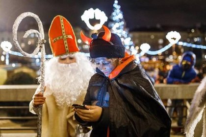 Mikuláš, anděl a čert: Původ tradice a vánoční zvyky