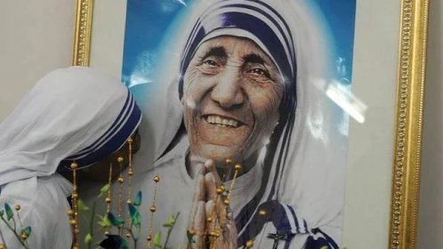 Matka Tereza je mýtus, místo pomoci se za chudé radši modlila, tvrdí akademici