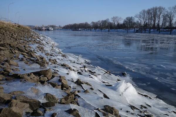 Frozen Elbe river 2018, Zollenspieker, southeast of Hamburg