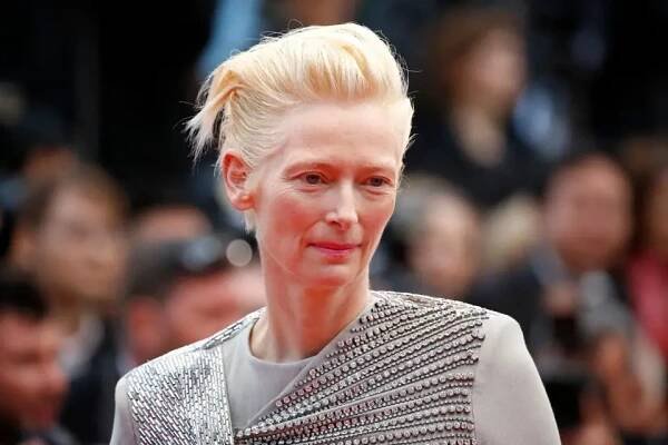 Připomíná herečku Tildu Swinton.