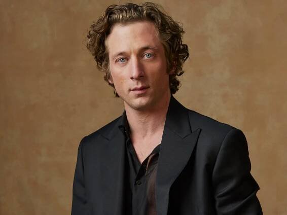 Jeremy Allen White's Golden Globes shirt had the makings of a Calvin Klein campaign