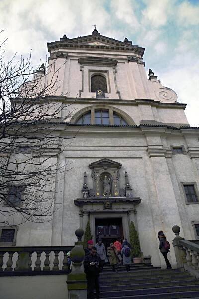 Zazdění mniši a čtyři století staré mumie: Pod Pražským Jezulátkem leží více než 300 lidských těl