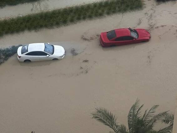 Foto: Povodně v pouštní Dubaji. Silnice se proměnily v řeky, letiště je ochromené