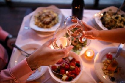 mladý pár si užívá romantickou večeři - romantika - stock snímky, obrázky a fotky