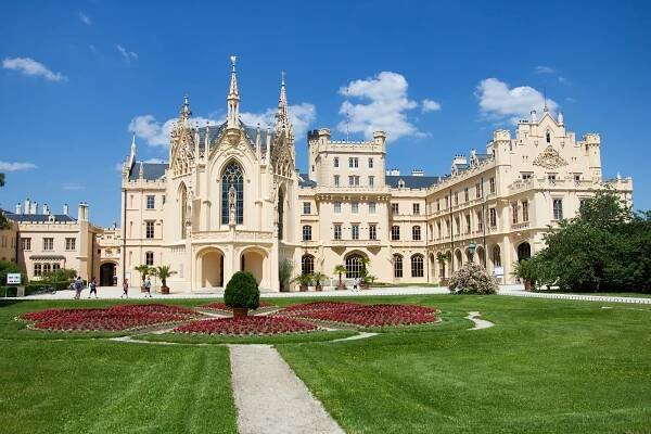 Turisté mířili do zahrad místo komnat. Památkáři: Ztráty budou větší než loni