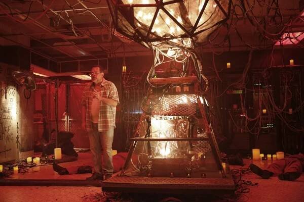 Dirk Gently's Holistic Detective Agency - Weaponized Soul - Z filmu - Aaron Douglas