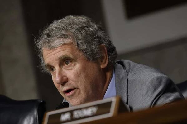 Caption: Sherrod Brown Passionately Addressing the Senate Wallpaper