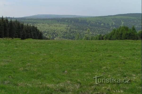 u Lichtenwaldu: výhled z cesty na zámeček