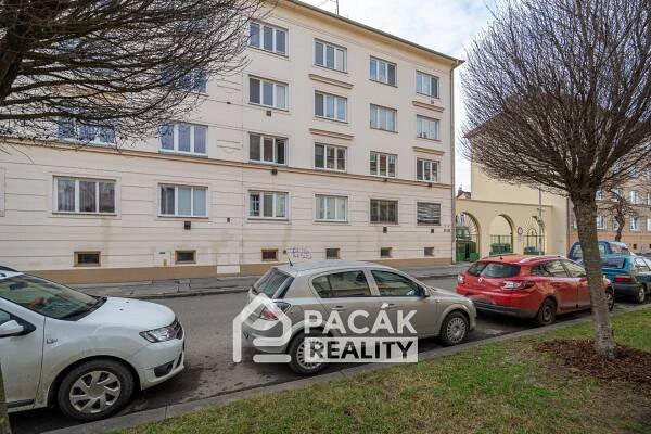 PACÁK REALITY s.r.o. Prodej zrekonstruovaného bytu 2+1 s parkovacím stáním v centru Olomouce, ul. Polívkova