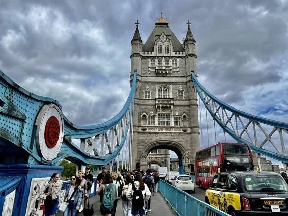 FOTO: Žáci ZŠ Vojnovičova si užili návštěvu Tower Bridge v Londýně