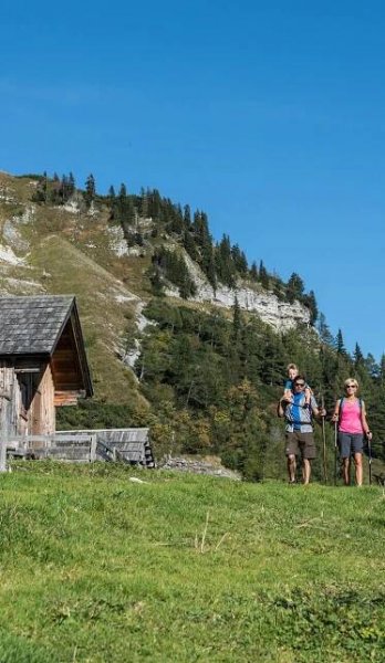 Familie beim Wandern