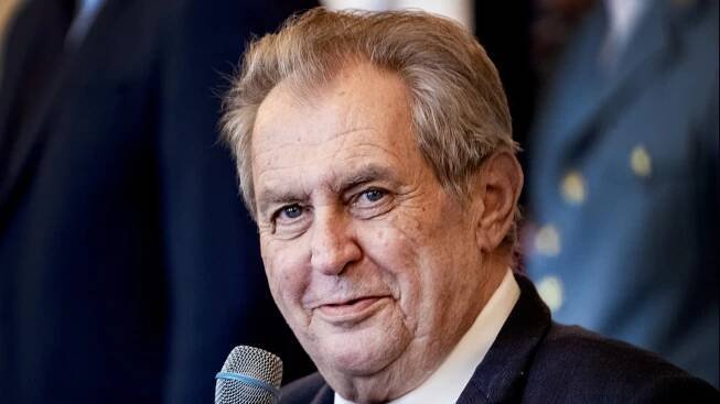 Miloš Zeman je v nemocnici. Přerušil dovolenou v Lánech