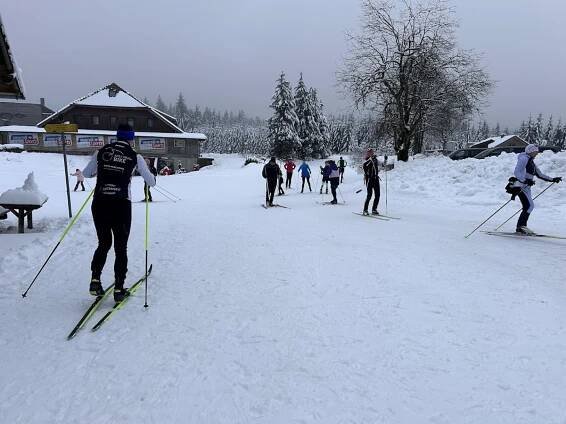 Na Šumavě nad Lipnem už vládne zima. Užijí si lyžaři, snowborďáci i běžkaři