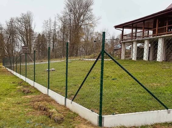 Realizace – čtyřhranné pletivo a podhrabové desky