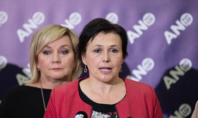 Stínová ministryně školství ANO Jana Berkovcová tvrdí, že návrh koalice dává desítkám tisíc pedagogům najevo, že jsou druhá kategorie.