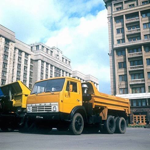 Legendární ruský výrobce nákladních aut slaví. První Kamaz vyrobili před 45 lety