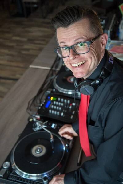 DJ spielt gepflegte Tanzmusik für Tanzcafe