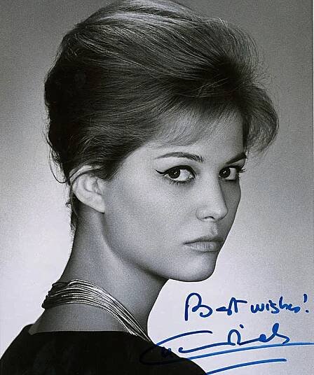 Soubor:Claudia Cardinale-signed.jpg – Wikipedie