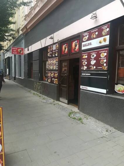 Rychlá svačina: kebab nebo falafel v pita chlebu, tortille, s nudlemi či rýží