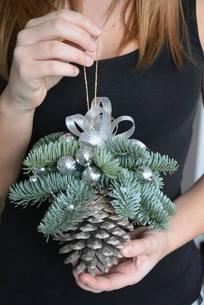 Neutrácejte zbytečně stovky korun za vánoční dekorace! Vytvořte si je jednoduše doma a zapojte i d… | Pinecone crafts christmas, Christmas wreaths, Christmas crafts