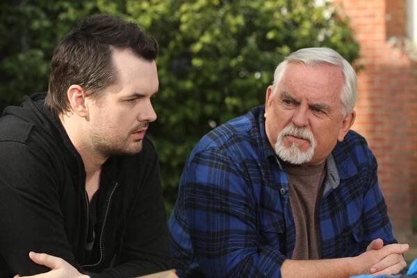 Legit - Hoarders - Z filmu - Jim Jefferies, John Ratzenberger