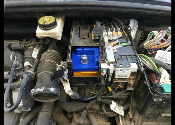 Ikona baterie u Peugeotu 308 se rozsvítí (fotka)