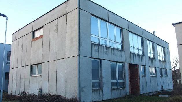 Zpustlá poliklinika v Brně: než půjde k zemi, poslouží zásahovce a psovodům