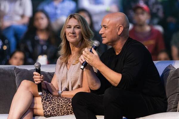 Pořád to mezi nimi jiskří. Podívejte se, jak to sluší slavným tenisovým manželům Steffi Graf a Andre Agassimu