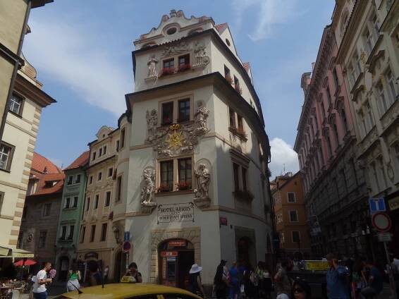 Soubor:Dům U Zlaté studně - House at the Golden Well.JPG – Wikipedie