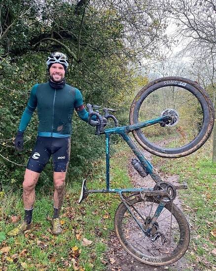 Ben Foster si kolo užívá i v nynějších chladných dnech. A přiznává, že občas není nouze o pády. Foto: instagram Bena Fostera