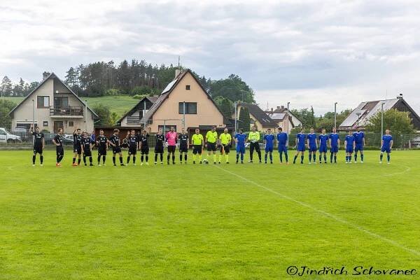 Bolešiny (v modrých dresech) podlehly vedoucím Měcholupům (v černém) vysoko 0:5.
