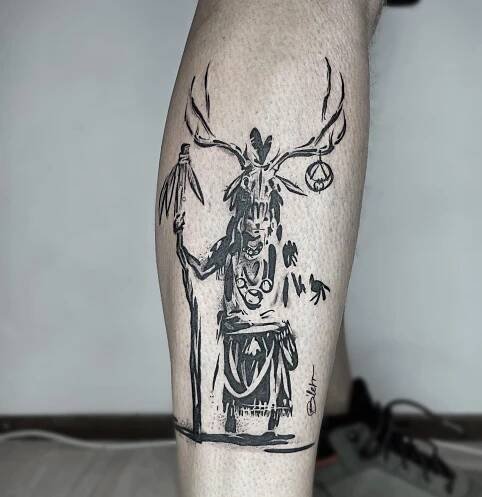 Tetování portrét indián, symboly na lýtko