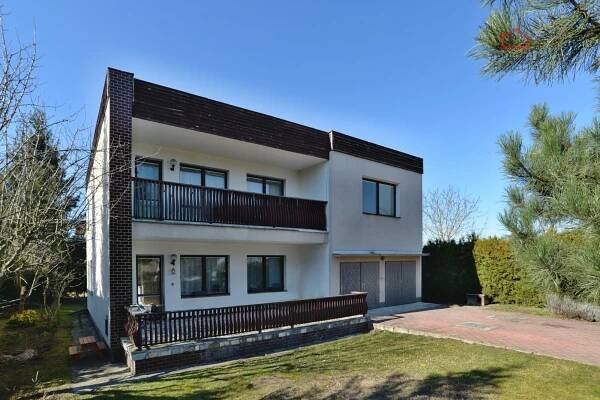 PRAHA KLÁNOVICE, RD 220 m² S DVOUGARÁŽÍ, TERASOU A DVĚMA LODŽIEMI, POZEMEK 757 m²