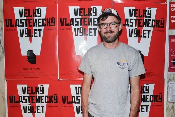 Velký vlastenecký výlet - Z akcí - Projekce filmu a debata s tvůrci v kině Atlas v Praze 6. srpna 2025. Moderátorkou debaty byla novinářka Světlana Witowská, jako hosté zasedli režisér Robin Kvapil, novinářka Petra Procházková, analytik zabývající se dezinformacemi Roman Máca z Institutu pro politiku a bezpečnost a také protagonisté filmu – psycholog a psychiatr Peter Pöthe a kriminolog a protagonista filmu Petr Pojman. - Janek Rubeš