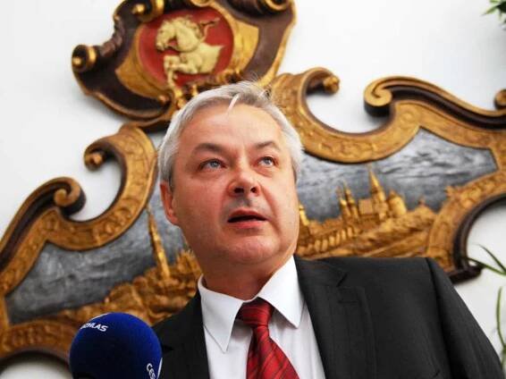 Primátoru Pardubic Demlovi někdo zapálil vůz