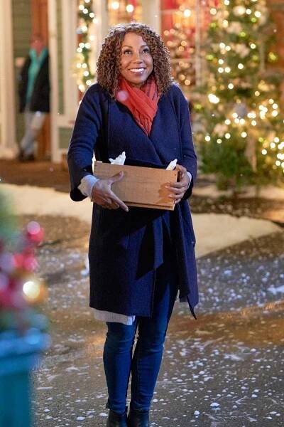 Holly Robinson Peete A Family Christmas Gift Hallmark Movies Christmas Gallery