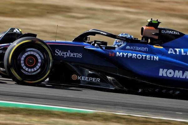 Carlos Sainz completes his programme in Friday practice in Silverstone despite windy conditions