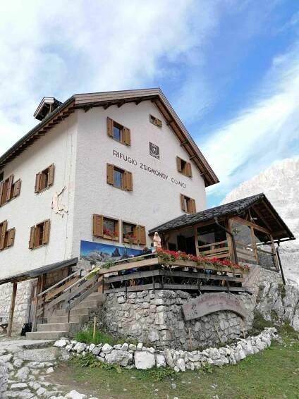 Die Zsigmondyhütte in den Sextner Dolomiten