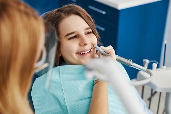 Chlapec milující příjemný zákrok zubního leštění — Stock obrázek