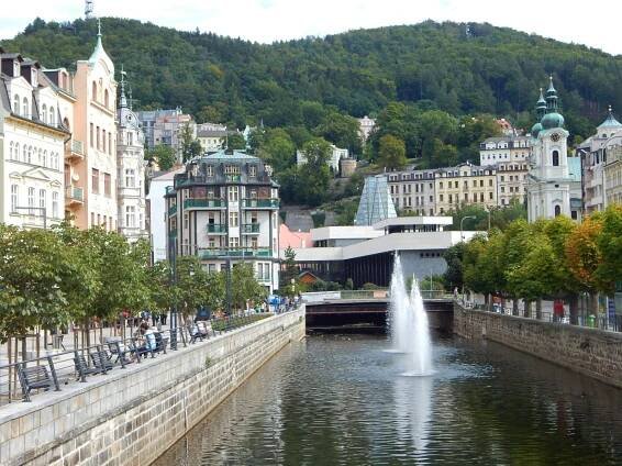 Ludwig van Beethoven nebo Antonín Dvořák. Karlovy Vary navštěvovaly i celebrity