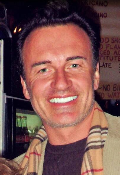 Soubor:Julian McMahon Dec 2011 (cropped).jpg – Wikipedie