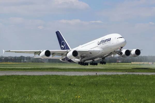 Airbus A380 společnosti Lufthansa při výcvikovém letu v Praze. Foto: Petr Juriš