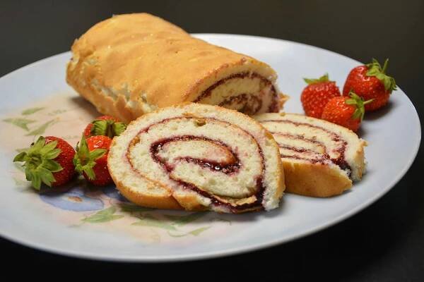 Piškotová roláda s krémem – recept - Receptik.cz