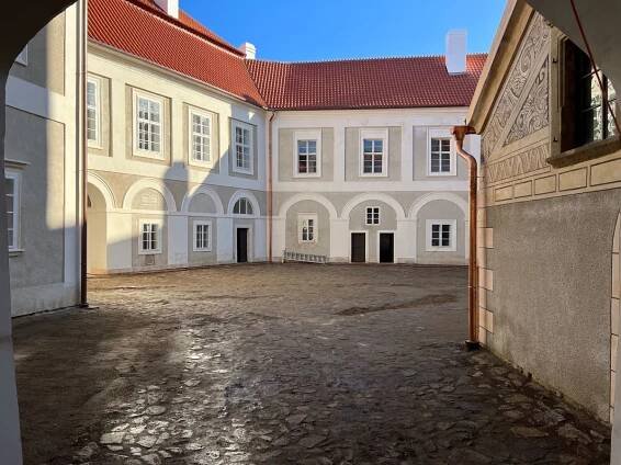 Obr. 07  Nádvoří zámku Červená Řečice po obnově